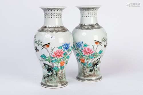 CHINE. Paire de VASES balustres en porcelaine à dé…