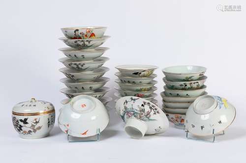 CHINE. Lot de 27 BOLS sur piédouche en porcelaine …