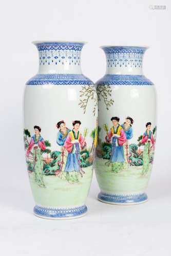 CHINE. Paire de VASES à décor polychrome en plein …