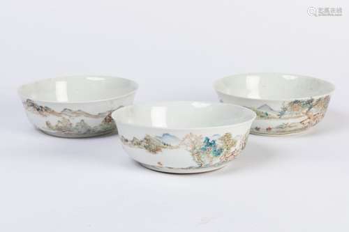 CHINE. Trois BOLS à fond plat en porcelaine à déco…