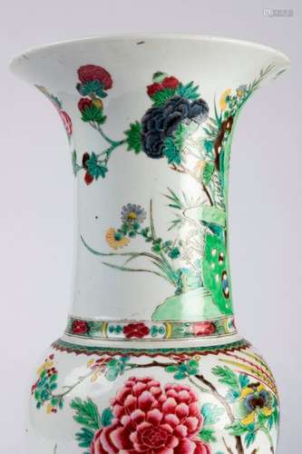 CHINE. VASE balustre en porcelaine à décor polychr…