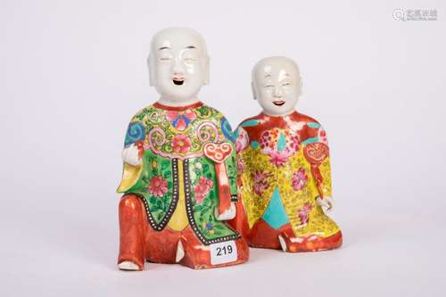 CHINE. Deux SUJETS en porcelaine à décor floral po…