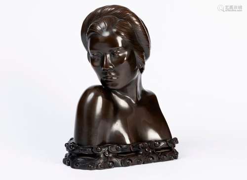 VIETNAM. Buste de jeune femme, épreuve en bronze p…