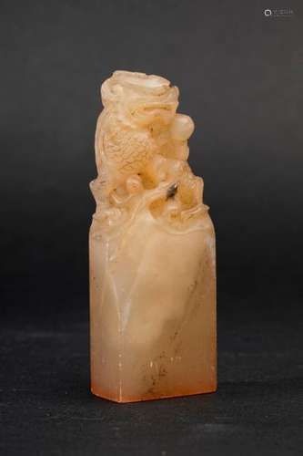 CHINE. CACHET en agate sculptée d'un chien de Fô. …