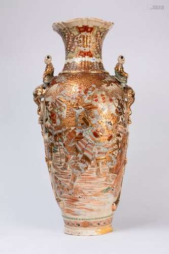 JAPON, Satsuma. Grand VASE en porcelaine à décor p…