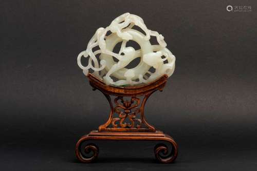 CHINE. JADE blanc sculpté et gravé figurant deux d…