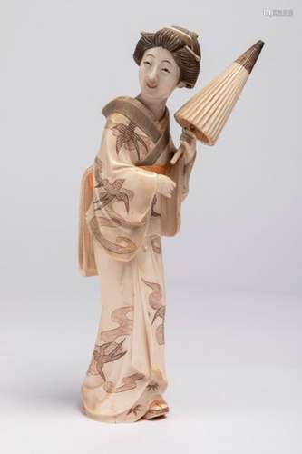 JAPON. Geisha à l'ombrelle, ivoire sculpté, gravé …