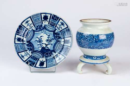 CHINE. Lot en porcelaine à décor floral bleu blanc…