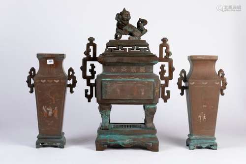 CHINE. GARNITURE en bronze à double patine compren…