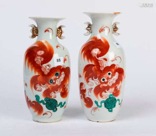 CHINE. Paire de VASES ovoïdes en porcelaine à déco…