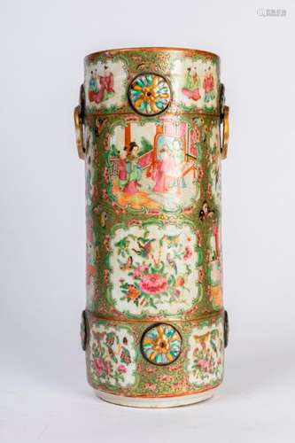 CHINE, Canton. VASE rouleau en porcelaine à décor …