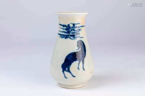 CHINE. VASE piriforme en porcelaine à décor bleu b…