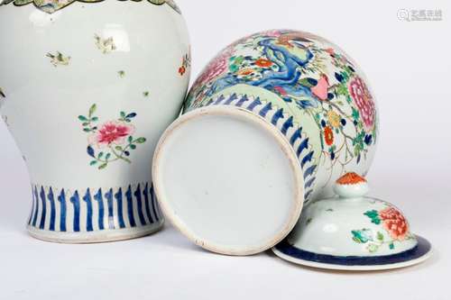 CHINE. Paire de POTICHES en porcelaine à décor pol…