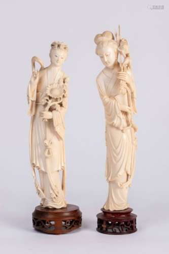 CHINE. Deux SUJETS en ivoire sculpté figurant deux…