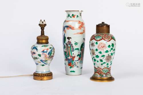 CHINE. Lot comprenant trois VASES porcelaine à déc…