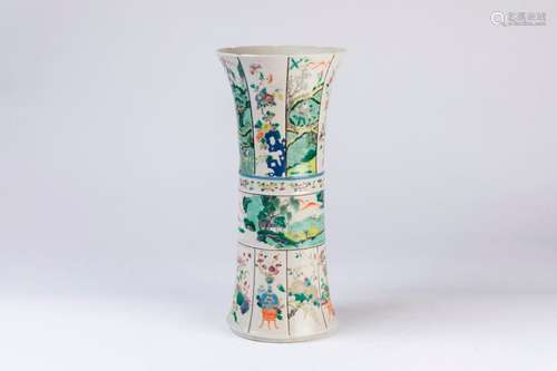 CHINE. VASE cornet à bord polylobé en porcelaine à…