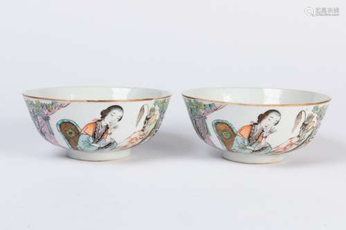 CHINE. Deux BOLS en porcelaine à décor polychrome …