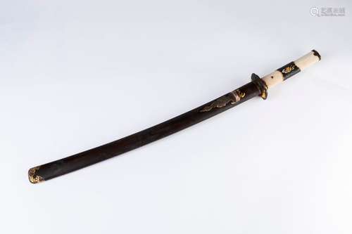 JAPON. Sabre KATANA, la lame en acier (L. 62 cm), …