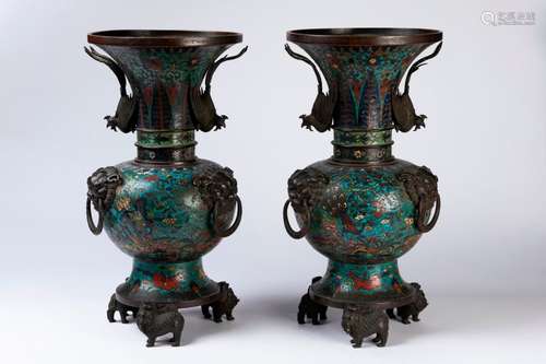 CHINE. Paire de VASES pansus à col évasé en bronze…