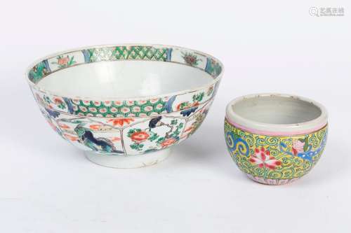 CHINE. Lot comprenant un grand BOL en porcelaine à…