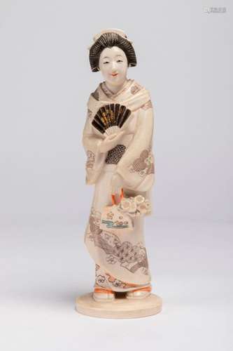 JAPON. Geisha tenant son éventail, ivoire sculpté,…