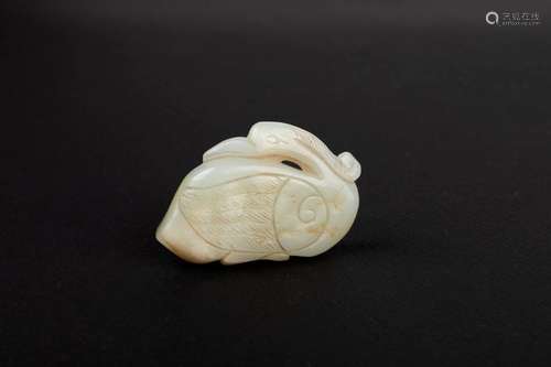 CHINE. Jade sculpté et gravé zoomorphe stylisé. L.…