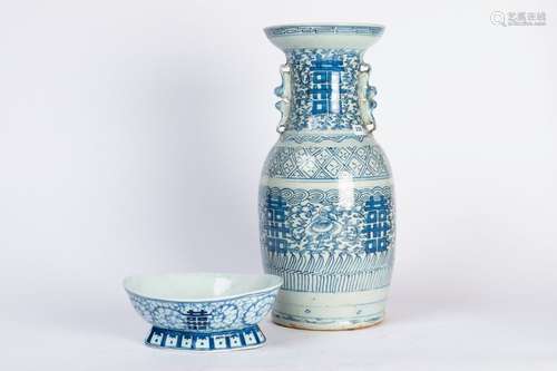 CHINE. VASE à décor bleu blanc de treillage et fle…