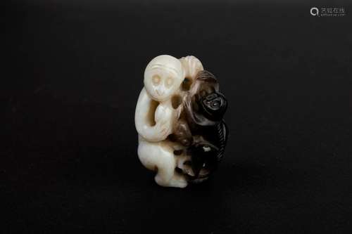 CHINE. Deux singes, jade nuancé sculpté. H. 4,5 cm…