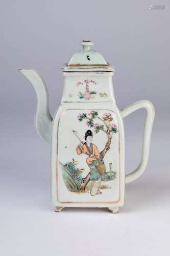 CHINE. THÉIÈRE en porcelaine à décor polychrome de…