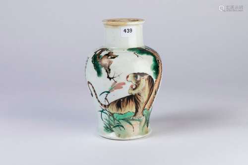 CHINE. Petit VASE balustre en porcelaine à d'un ti…