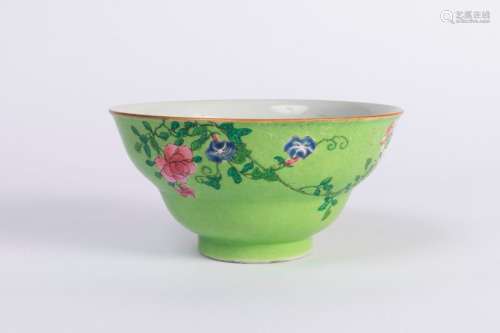 CHINE. BOL en porcelaine à décor floral polychrome…