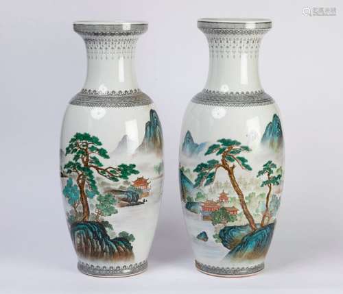 CHINE. Paire de VASES ovoïdes en porcelaine à déco…