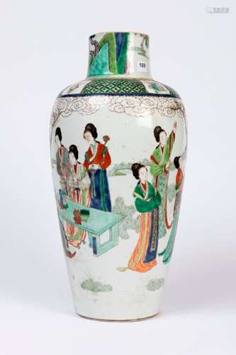 CHINE. VASE en porcelaine à décor en émaux de la F…