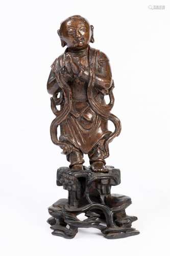 CHINE. PERSONNAGE en orant, bronze à patine brune.…