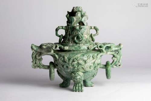 CHINE. VASE couvert tripode en pierre dure verte n…