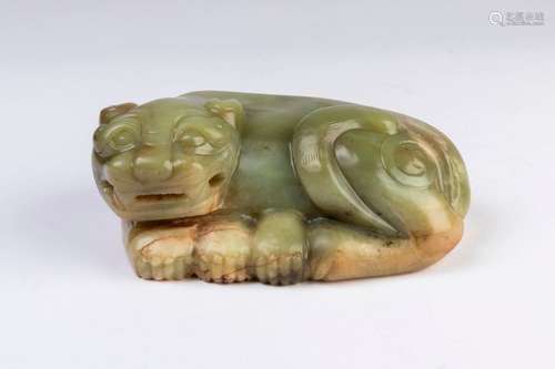 CHINE. Chien de Fô couché en serpentine sculptée. …