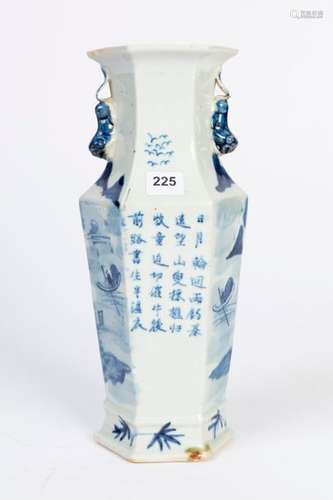 CHINE. VASE de section heagonale en porcelaine à d…