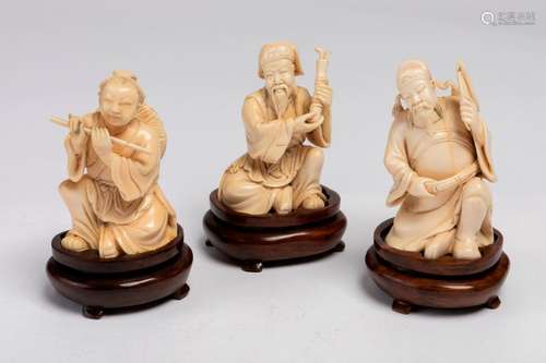 CHINE. Lot de trois musiciens, ivoire sculpté et g…