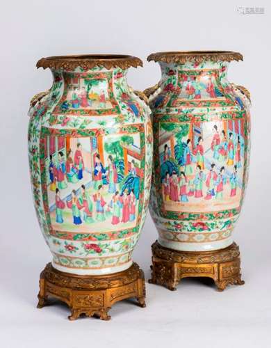 CHINE, Canton. Paire de VASES en porcelaine à déco…