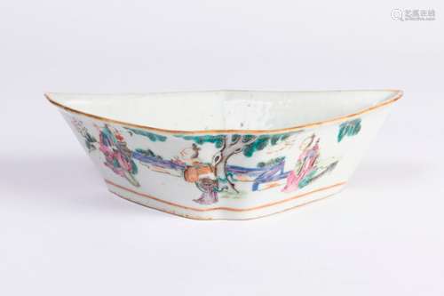 CHINE. COUPE oblongue en porcelaine à décor d'un p…