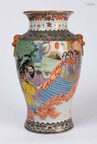 CHINE. VASE balustre à décor polychrome en plein d…