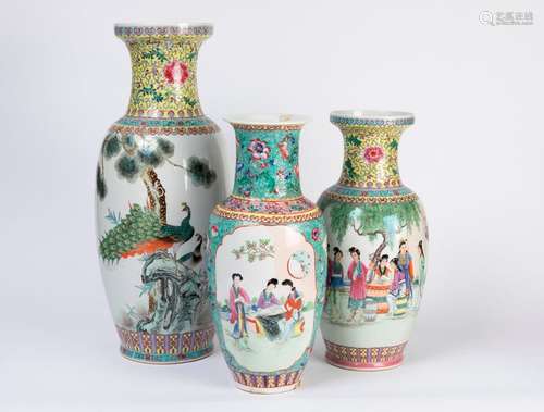 Lot de trois VASES ovoïdes en porcelaine à décor p…