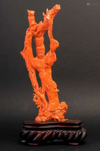 CHINE. BRANCHE de corail orange sculptée et gravée…