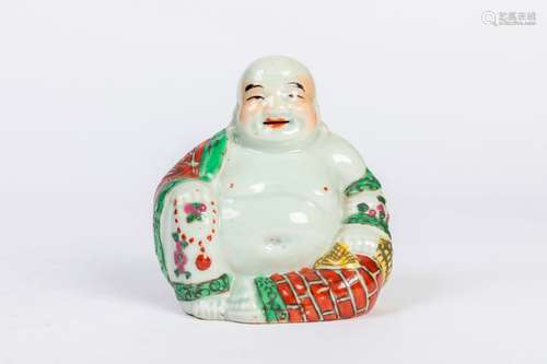 CHINE. BOUDDHA Maitreya en porcelaine à décor olyc…