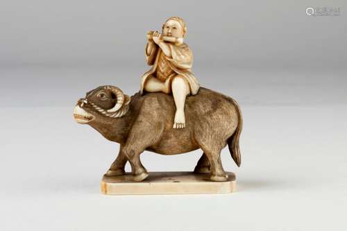 JAPON. Joueur de flûte sur un buffle, ivoire sculp…