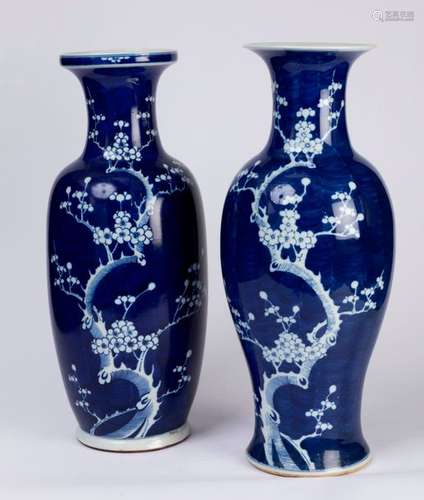 CHINE. Lot de deux VASES en porcelaine à décor de …