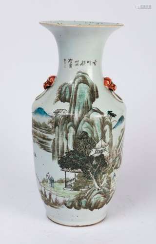 CHINE. VASE en porcelaine à décor d'un paysage lac…