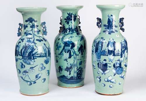 CHINE. Trois VASES en porcelaine à fond céladon et…