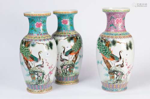 Lot de trois VASES ovoïdes en porcelaine à décor p…