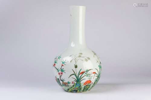 CHINE. VASE bouteille en porcelaine à décor polych…